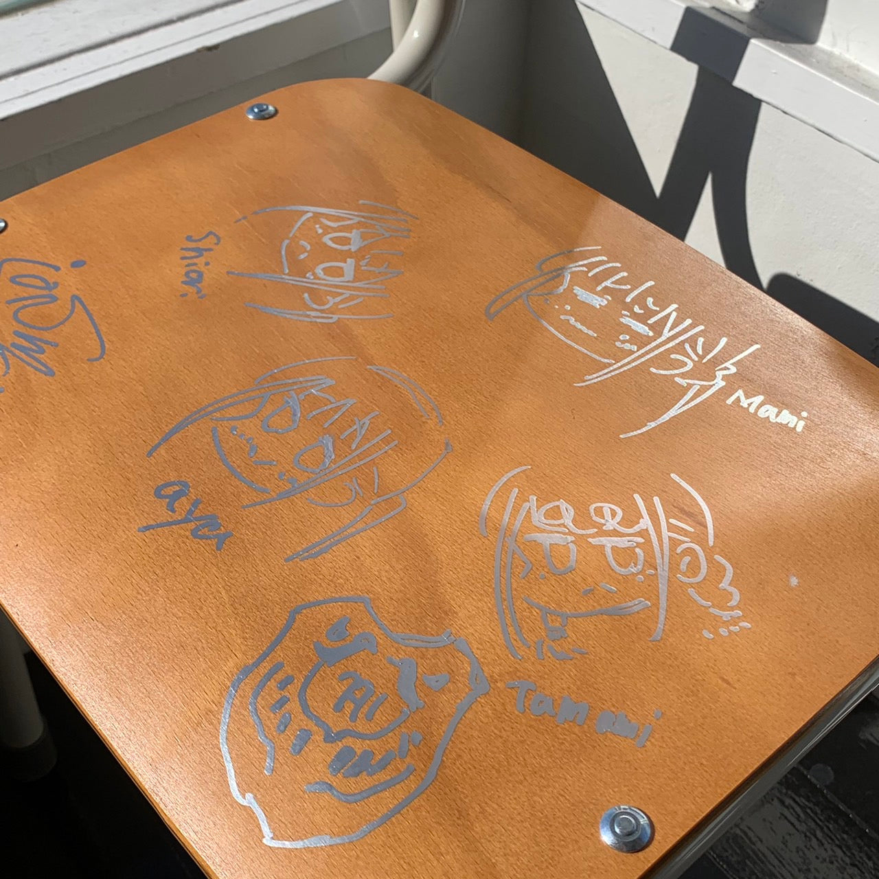 EmST jonsun個展「あと二日」 直筆イラストサイン入り 学校の椅子 【限定1点】